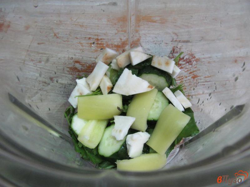 Фото приготовление рецепта: Холодный зеленый суп на кефире с креветками шаг №3