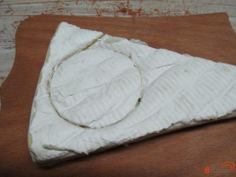 Фото приготовление рецепта: Запеченные сыр бри в булочке с картофелем шаг №1