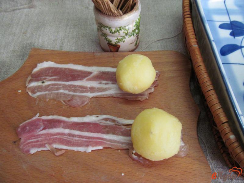Фото приготовление рецепта: Запеченные сыр бри в булочке с картофелем шаг №4