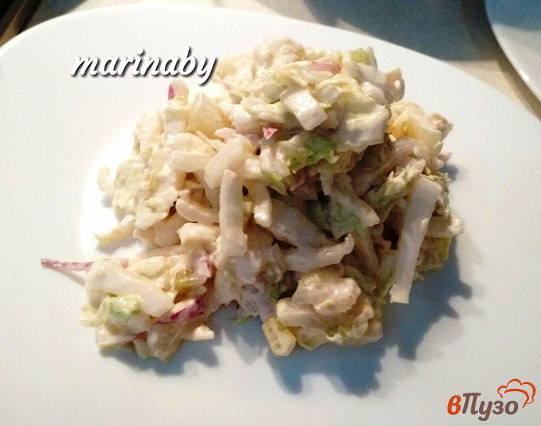 Фото приготовление рецепта: Салат из пекинской капусты, куриного филе и крутонов (сухариков) шаг №7
