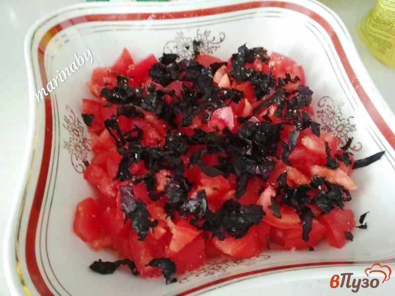 Фото приготовление рецепта: Слоёный салат из помидор, сыра и яиц шаг №4