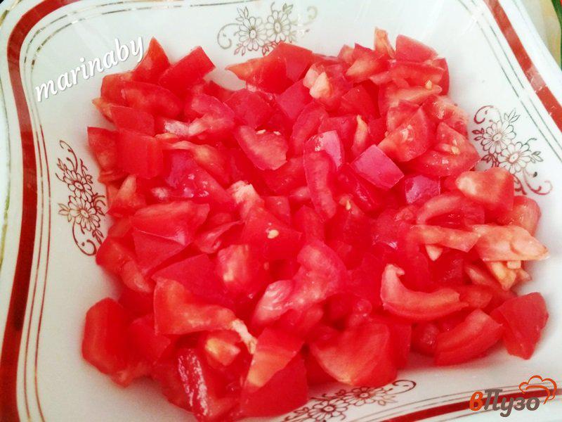 Фото приготовление рецепта: Слоёный салат из помидор, сыра и яиц шаг №3