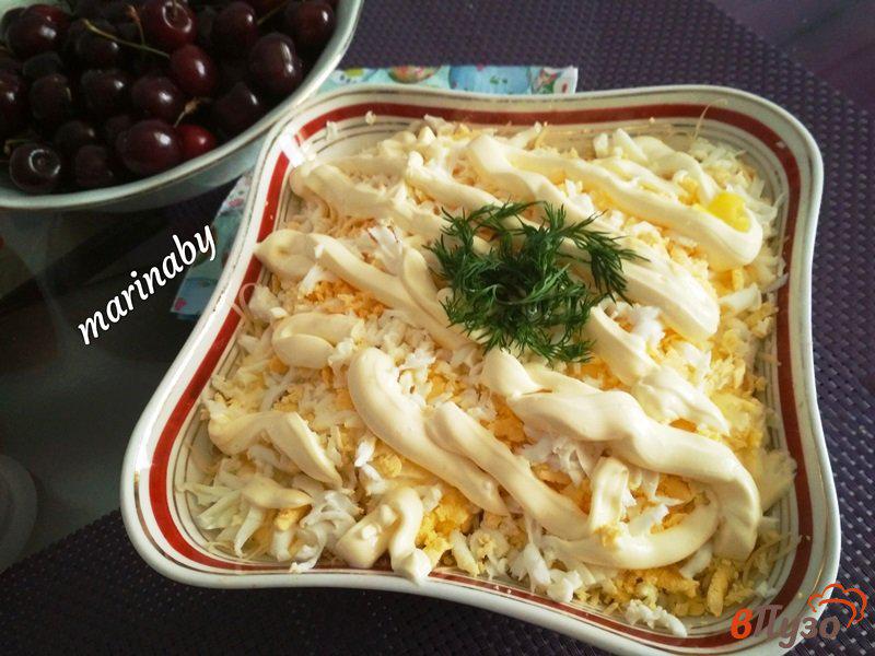 Фото приготовление рецепта: Слоёный салат из помидор, сыра и яиц шаг №8