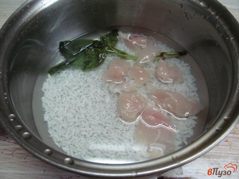 Фото приготовление рецепта: Рис с куриным филе и яйцом пашот шаг №1