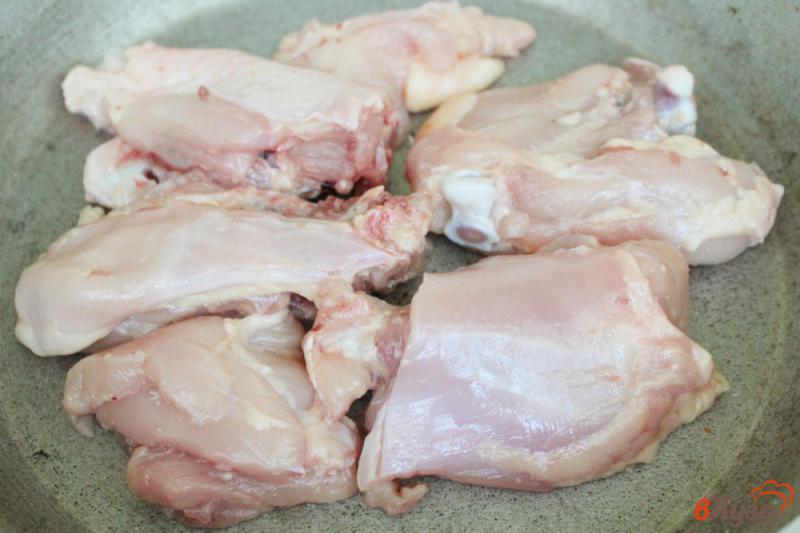Фото приготовление рецепта: Курица тушеная с овощами шаг №1