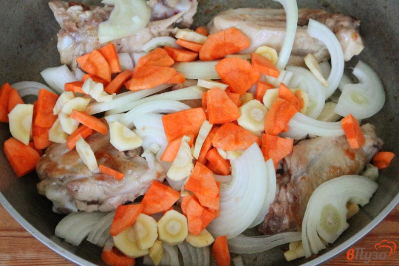 Фото приготовление рецепта: Курица тушеная с овощами шаг №5