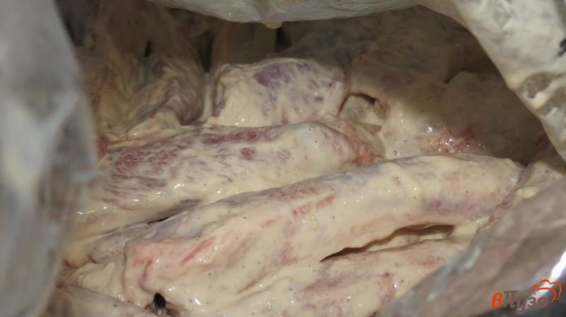 Фото приготовление рецепта: Ребра свиные запеченные в пакете шаг №4