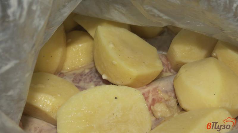 Фото приготовление рецепта: Ребра свиные запеченные в пакете шаг №5