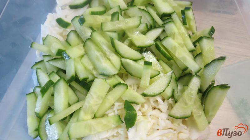 Фото приготовление рецепта: Салат капустный с курицей шаг №3