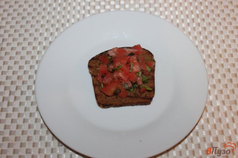 Фото приготовление рецепта: Бутерброды с томатной сальсой и маринованными мидиями шаг №5