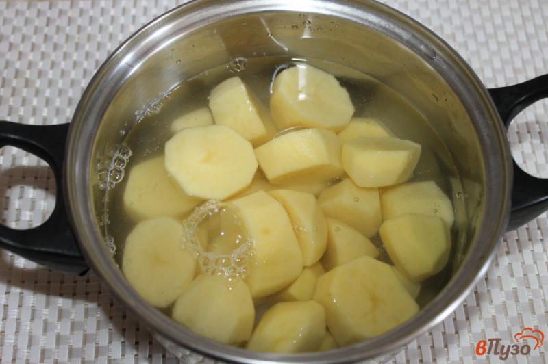 Фото приготовление рецепта: Картофель с отварным лососем и укропом шаг №2