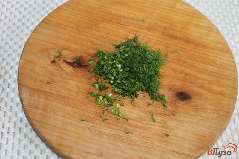 Фото приготовление рецепта: Картофель с отварным лососем и укропом шаг №4