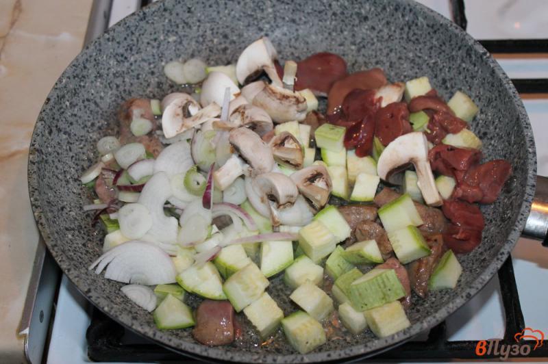 Фото приготовление рецепта: Куриная печень с кабачками и грибами тушеная с соусом Терияки шаг №5