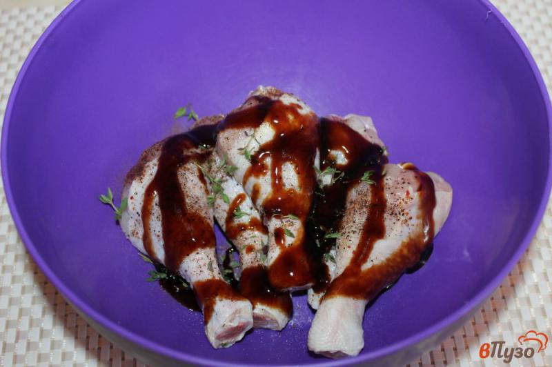 Фото приготовление рецепта: Запеченные куриные ножки в терияки с чесноком и тимьяном шаг №3