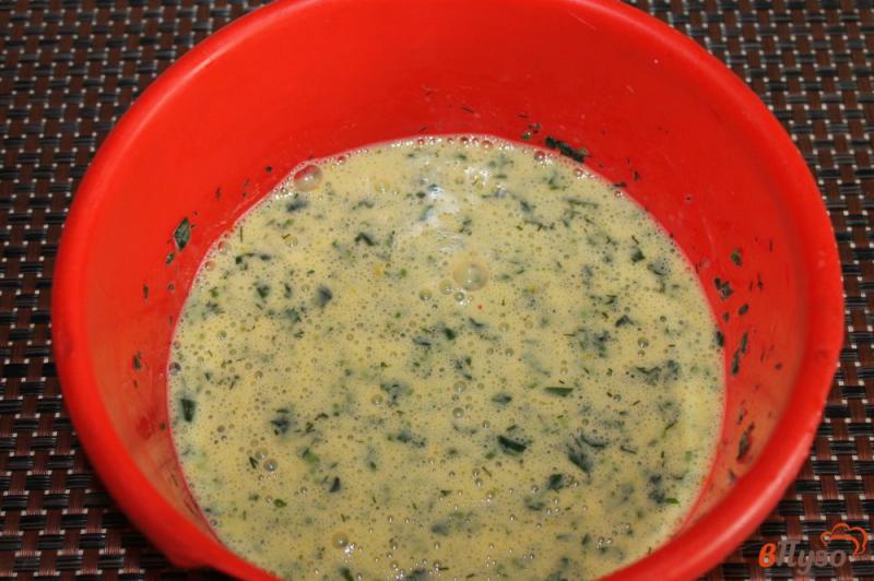 Фото приготовление рецепта: Омлет с зеленью и бужениной шаг №2