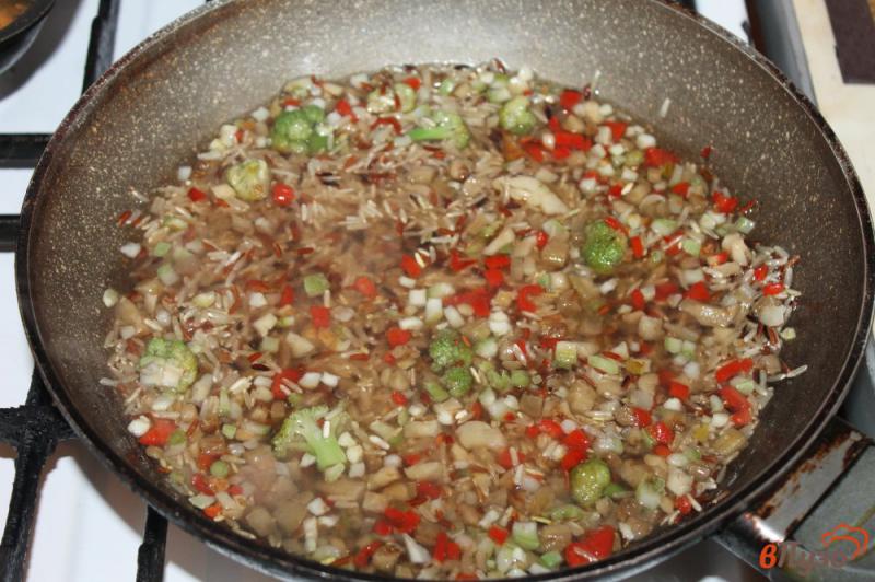 Фото приготовление рецепта: Рис ассорти с овощами на сковороде шаг №5