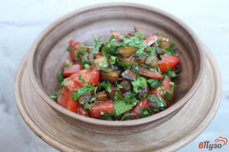 Фото приготовление рецепта: Теплый салат из жареных баклажанов, помидоров и зелени шаг №7