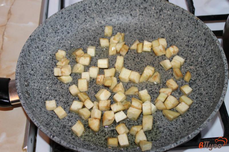 Фото приготовление рецепта: Теплый салат из жареных баклажанов, помидоров и зелени шаг №4