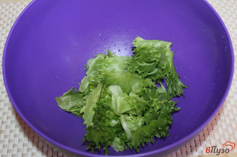 Фото приготовление рецепта: Салат из перца, фризе и копченого мяса шаг №1