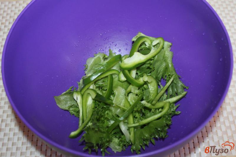 Фото приготовление рецепта: Салат из перца, фризе и копченого мяса шаг №2