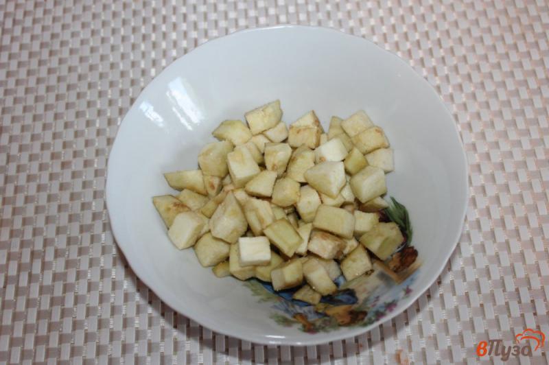 Фото приготовление рецепта: Теплый салат из жареных баклажанов, помидоров и зелени шаг №1