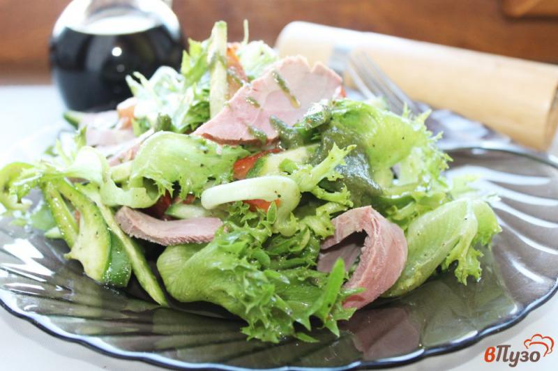 Фото приготовление рецепта: Салат из перца, фризе и копченого мяса шаг №7