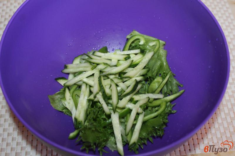 Фото приготовление рецепта: Салат из перца, фризе и копченого мяса шаг №3