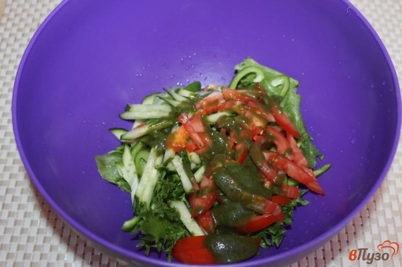 Фото приготовление рецепта: Салат из перца, фризе и копченого мяса шаг №5