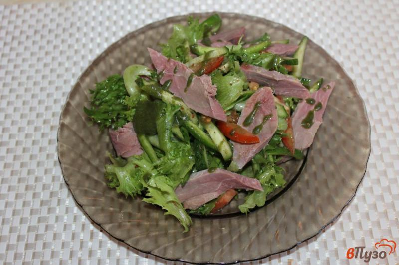 Фото приготовление рецепта: Салат из перца, фризе и копченого мяса шаг №6
