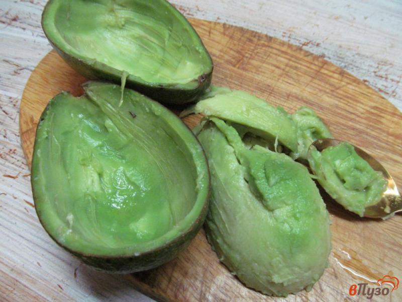Фото приготовление рецепта: Фаршированный авокадо шаг №2