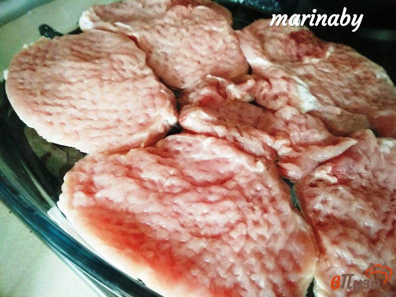 Фото приготовление рецепта: Запечённая свинина под «шубой» шаг №2
