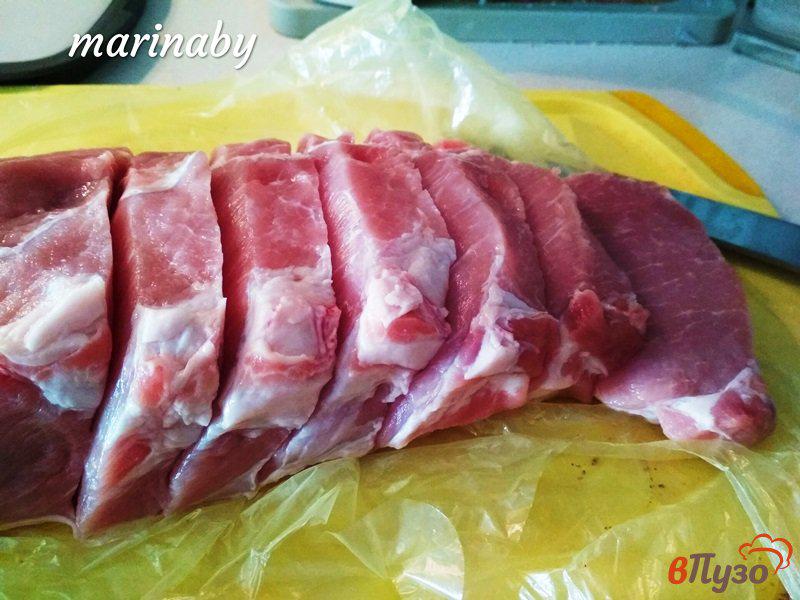 Фото приготовление рецепта: Запеченная свинина  с луком и сыром шаг №2