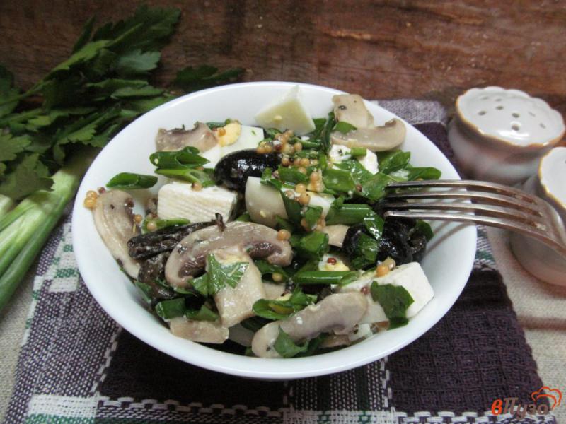 Фото приготовление рецепта: Салат из оливок с сыром и грибами шаг №7