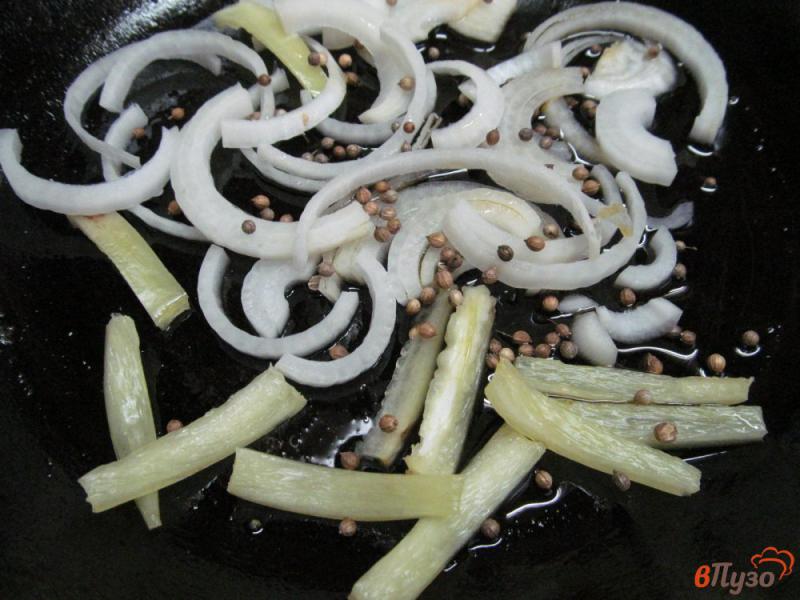Фото приготовление рецепта: Баклажан с шампиньоном по-корейски шаг №3