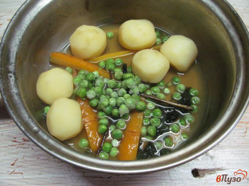 Фото приготовление рецепта: Свиная отбивная с овощным салатом шаг №3