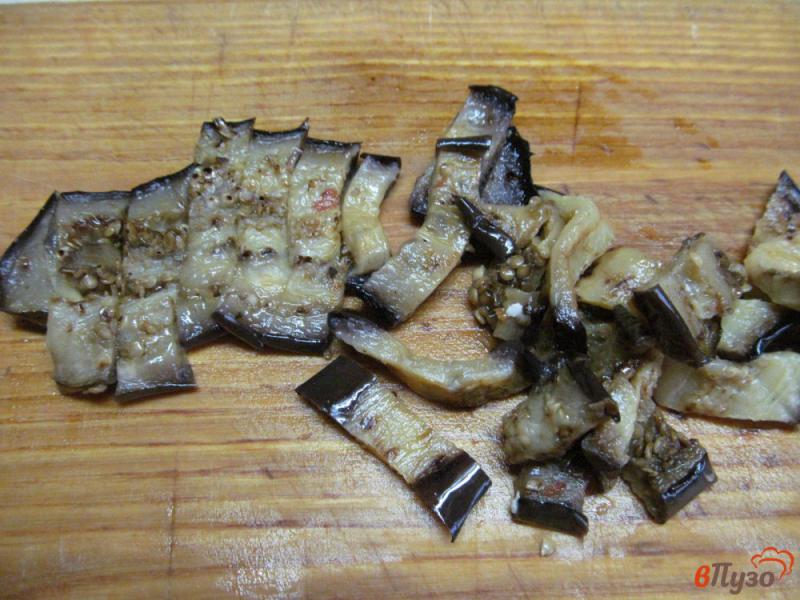 Фото приготовление рецепта: Салат из жареного баклажана с кукурузой и помидором шаг №1