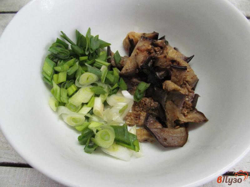 Фото приготовление рецепта: Салат из жареного баклажана с кукурузой и помидором шаг №2