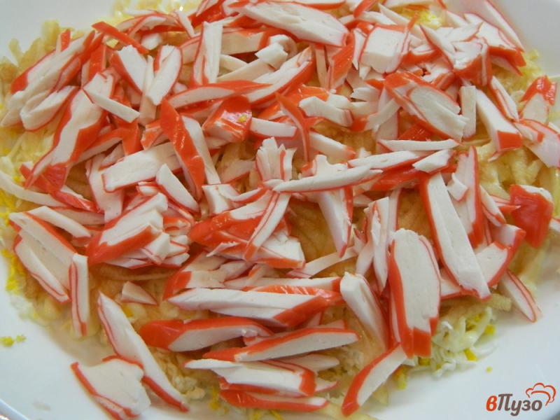 Фото приготовление рецепта: Салат Нежность с крабовыми палочками и яблоком шаг №6