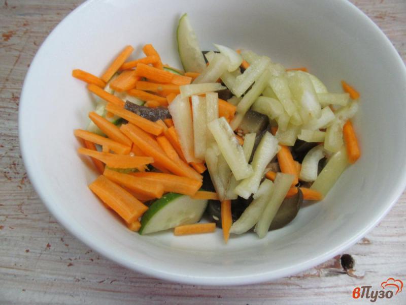 Фото приготовление рецепта: Салат из баклажана с морковью и огурцом шаг №4