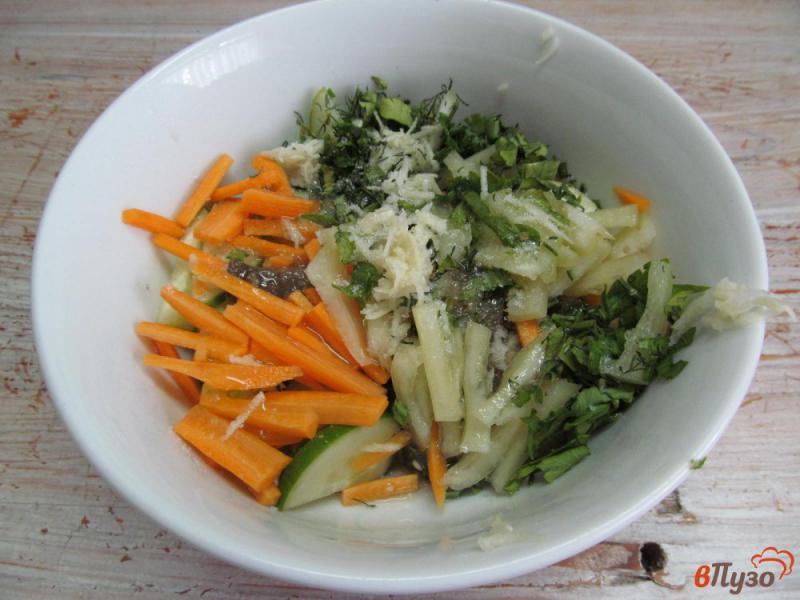 Фото приготовление рецепта: Салат из баклажана с морковью и огурцом шаг №5