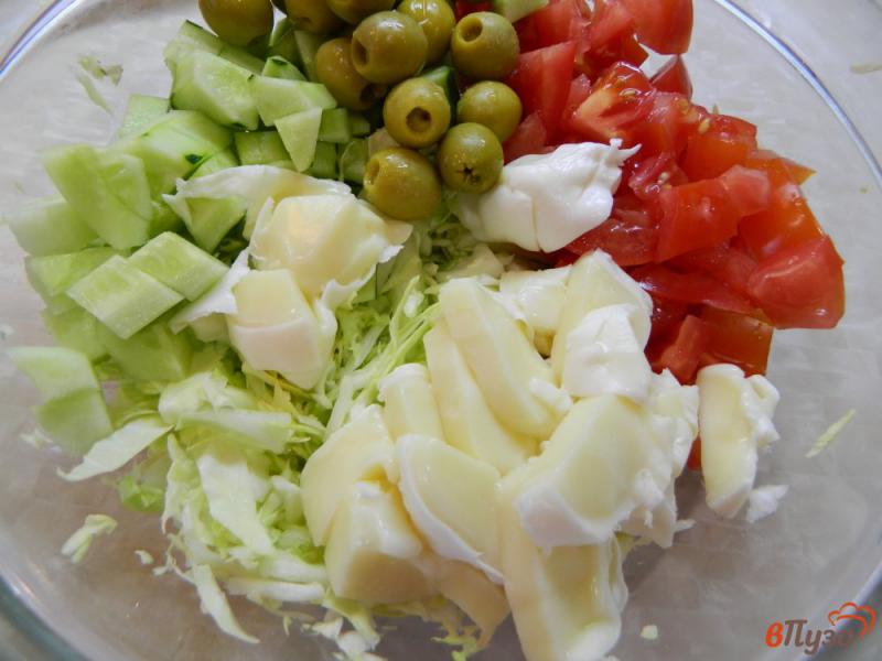 Фото приготовление рецепта: Салат с капустой, оливками и моцареллой шаг №3