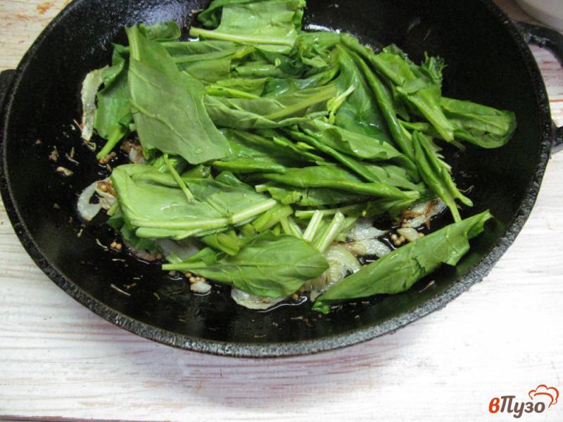 Фото приготовление рецепта: Омлет с луком и шпинатом шаг №5