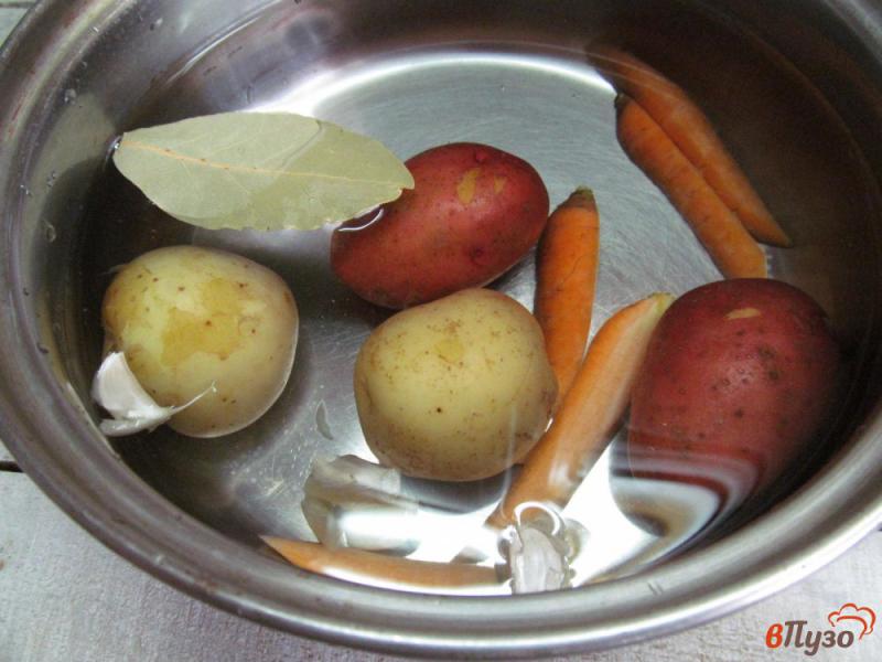 Фото приготовление рецепта: Овощи с яйцом пашот каперсами и рукколой шаг №1