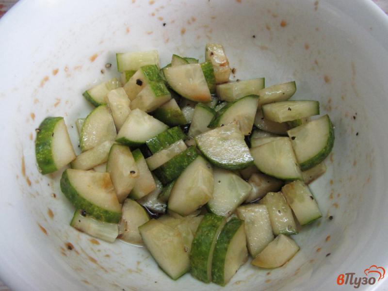 Фото приготовление рецепта: Огуречный салат с красной смородиной шаг №3
