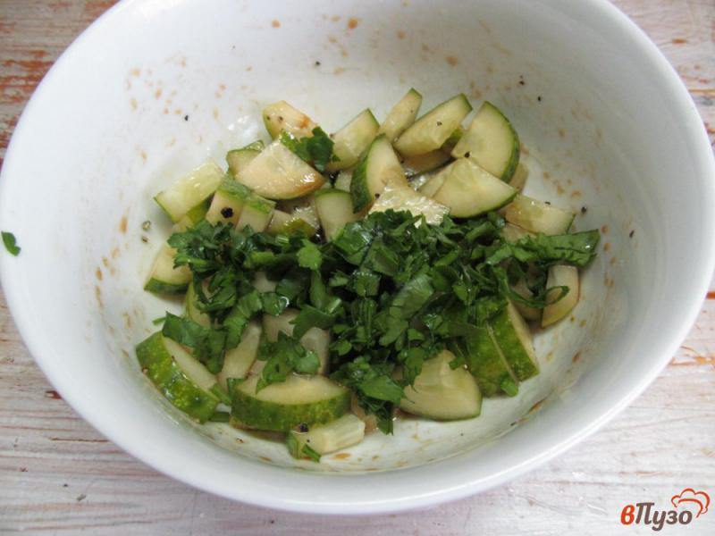 Фото приготовление рецепта: Огуречный салат с красной смородиной шаг №4