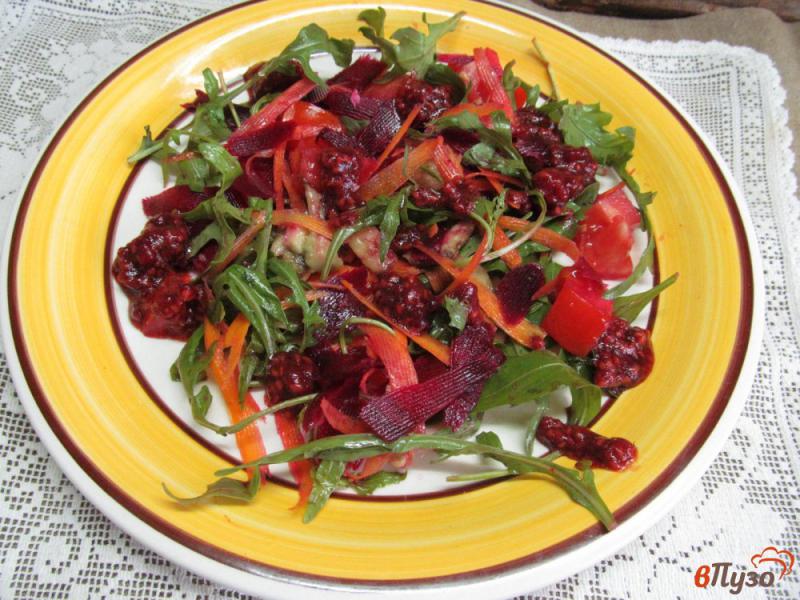 Фото приготовление рецепта: Овощной салат с ягодной заправкой шаг №6