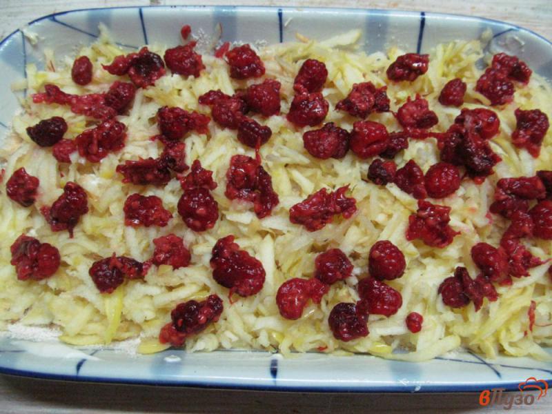 Фото приготовление рецепта: Болгарский пирог с яблоком и малиной шаг №7