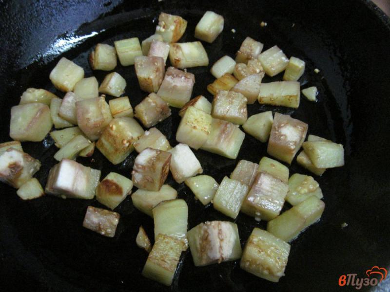 Фото приготовление рецепта: Жареный картофель с намеком на грибы шаг №3