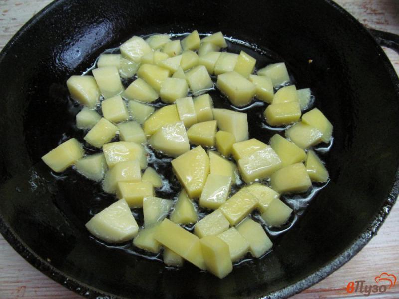 Фото приготовление рецепта: Жареный картофель с намеком на грибы шаг №4