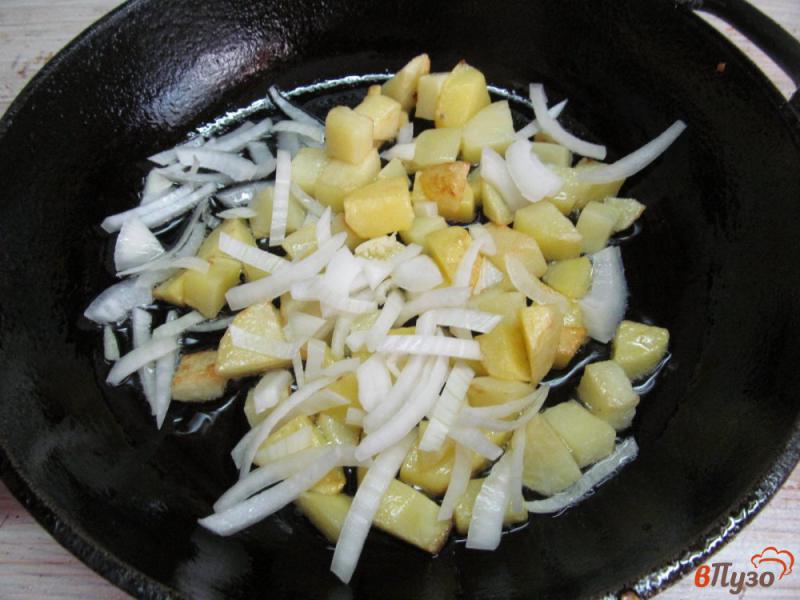 Фото приготовление рецепта: Жареный картофель с намеком на грибы шаг №5